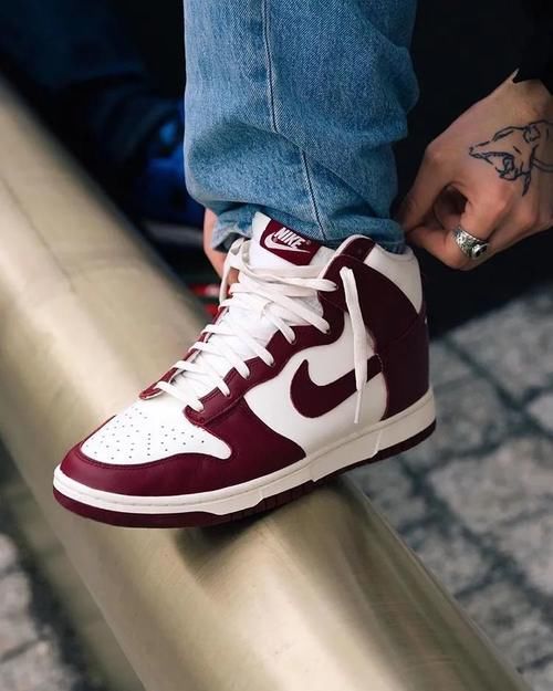 dunk 跟风冲这些真后悔!Dunk 联名暴跌一万五!雪城、小 OW 千元左右能抄底!