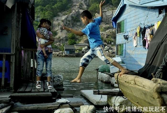 中国唯一一座“水上村庄”，房子全都浮在海上，大风大雨都刮不走