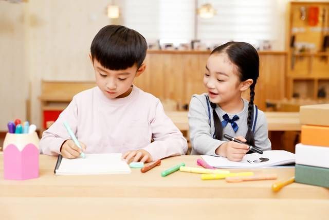 二宝|姐姐睡觉被弟弟吵醒,见妈妈没在,姐姐下意识的举动让人暖心