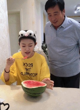 |搞笑GIF趣图:遇上这样的公公和婆婆我也很无奈啊!