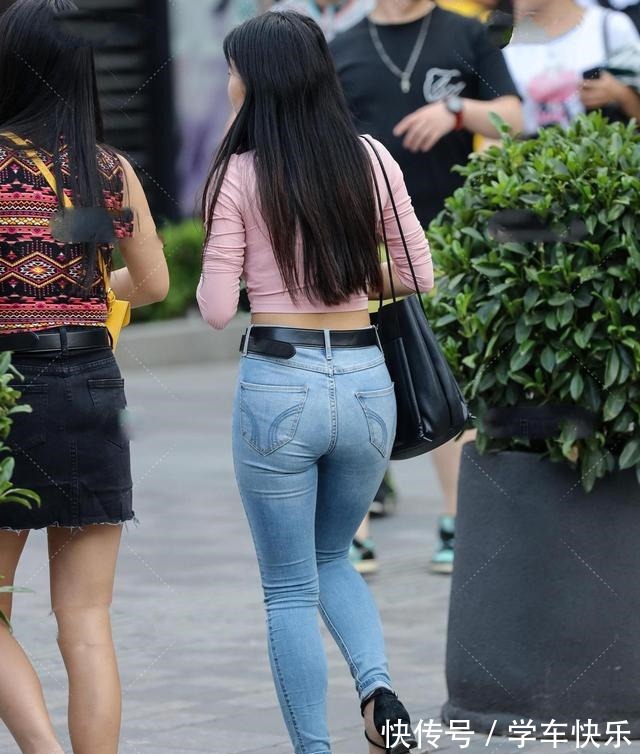 肚脐 露脐短衫粉色圆领长袖,既符合保守的设计,又适合夏季凉爽的穿搭!