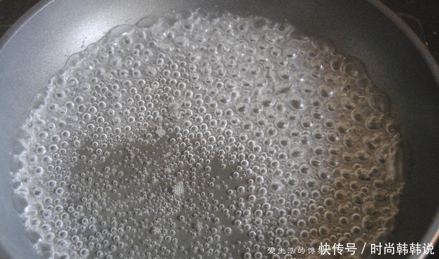 我家炒鸡蛋从不放油，加入一碗水，炒的鸡蛋鲜嫩又好吃，味道绝了