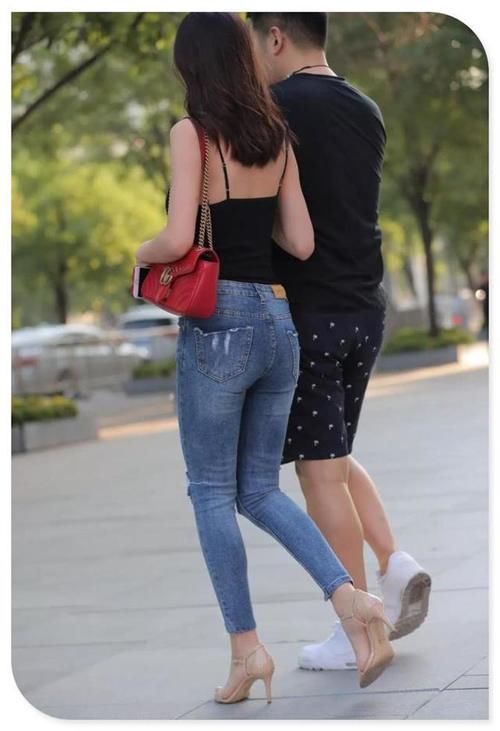 性感|辣妈深V领黑色吊带配紧身牛仔裤，窈窕而性感，实在是太抢眼！