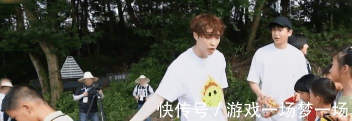 嘉賓們|張藝興外面招呼小朋友,意外碰巧遇到了“吳亦凡”,表情十分好笑