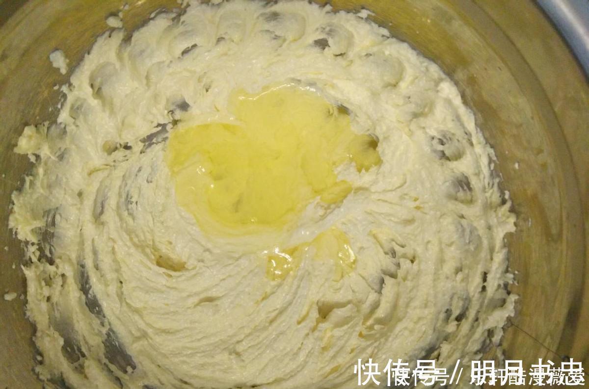 小饼干|咸蛋黄加肉松，不用加一滴水，做成咸香酥脆的小饼干，好吃