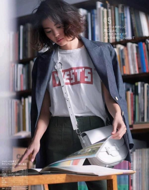 30＋的女性春季别总穿风衣！试试“西装＋T恤”穿法，简单又不落伍