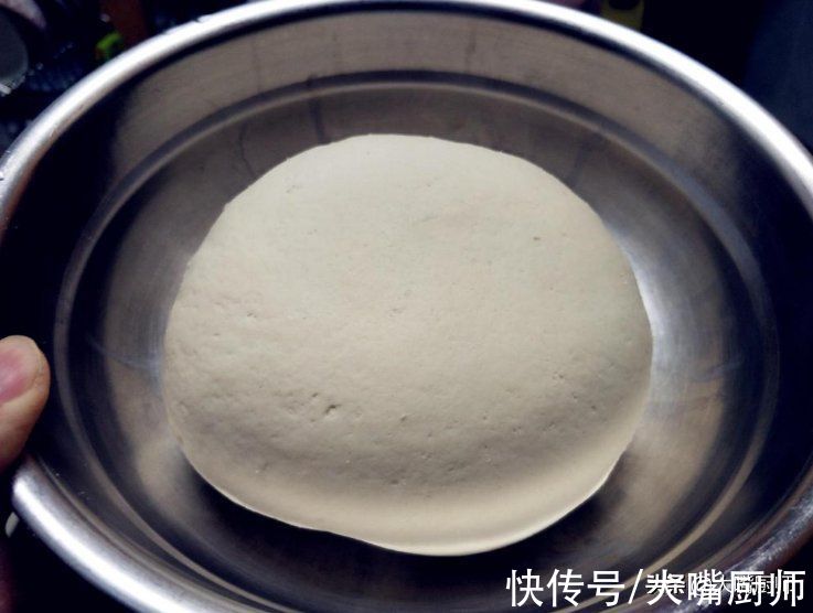 面饼|死面烙饼怎么做不发硬?关键是和面,老师傅教你做法,酥软层次多