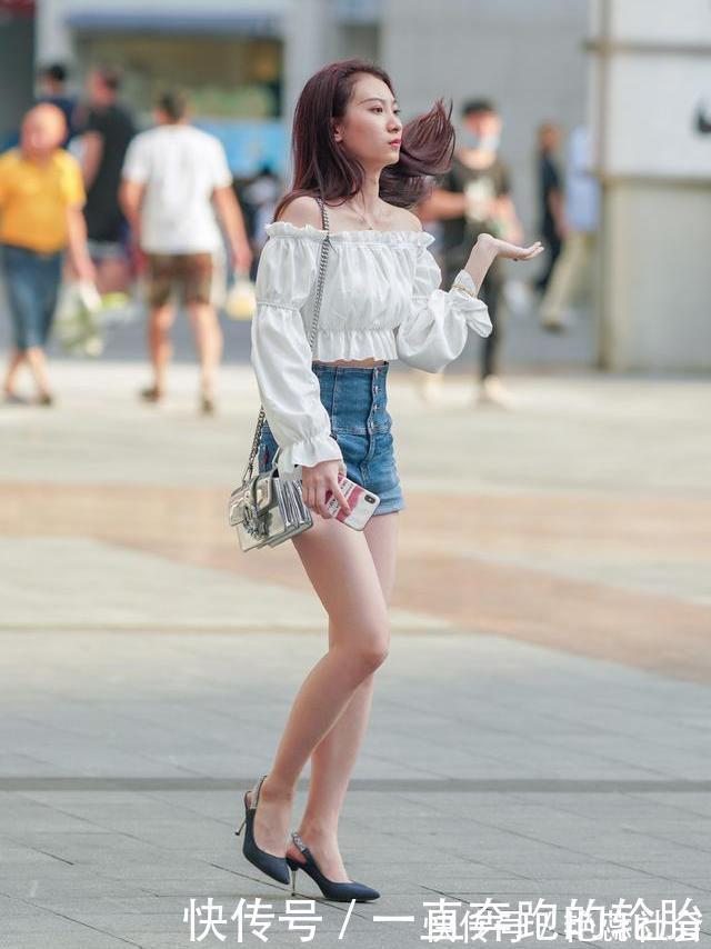 露肩上衣 小姐姐高腰牛仔搭配露肩上衣,既显气质又显身材,妥妥的气质女神