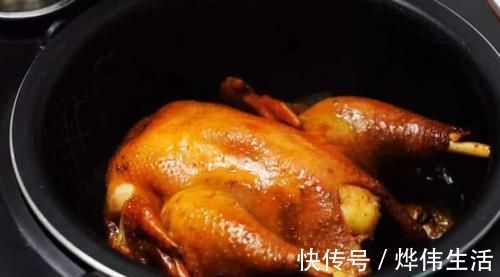 整只鸡放电饭锅里焖,不加水不放油,出锅比烤鸡还香,太诱人了