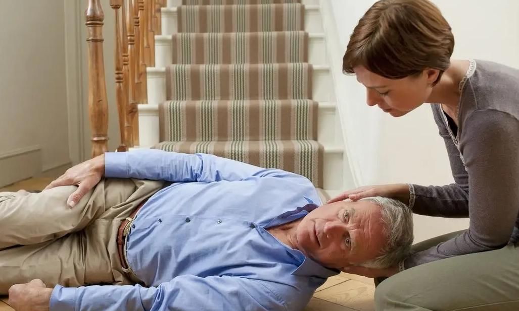 老人|家里老人突发脑溢血咋办？本文教您急救方法，4个步骤记清楚了