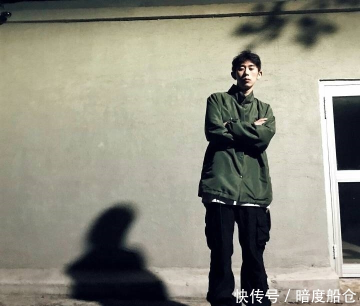 精神|Rapper都是精神小伙?他来打破你的偏见!嘻哈穿搭也能腿长一米八