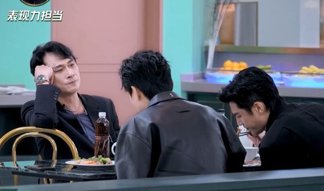 《追光吧2》哥哥待遇差别大,入住不到三星级,还不如旅馆的床