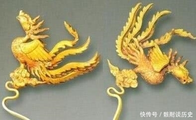 地里|村民在地里挖出金器,场面失控,他捡走一块金牌,价值2亿