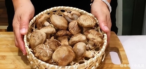 香菇|炒香菇时不要直接焯水!多加这1步,炒好的香菇又嫩又滑,口感好
