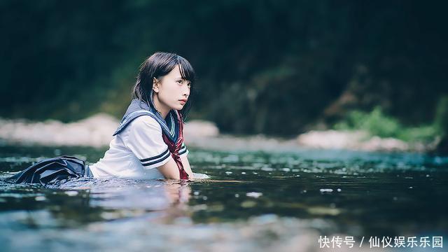 日本JK水手服美图赏青山绿水间的蓝白少女