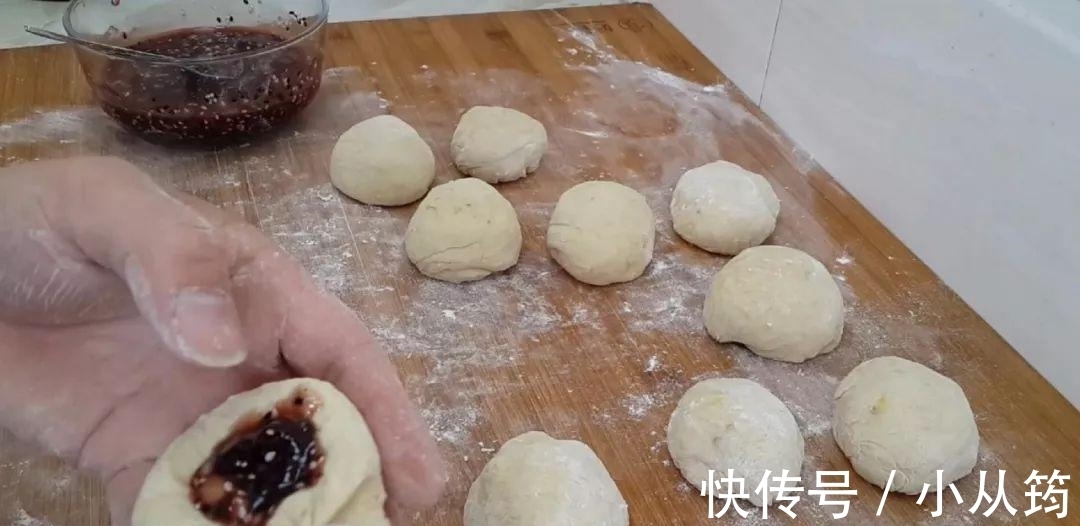 面团|面包又出新吃法，不用烤箱也能做，我家隔三差五做着吃，松软香甜