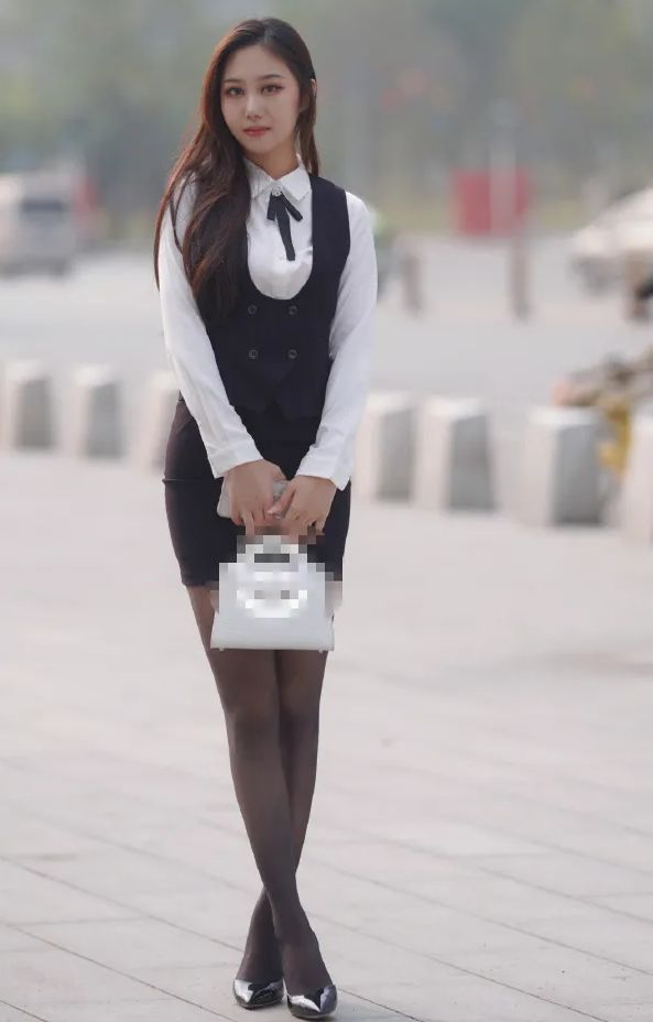白衬衫 白衬衫搭配黑色短裙,干练利落又时髦优雅
