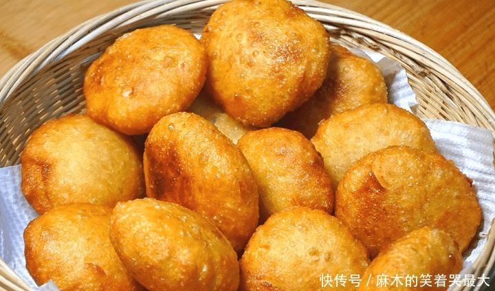 鼓大|秋天,遇到此面食要多吃,简单一炸,外酥里软,个个空心鼓大泡