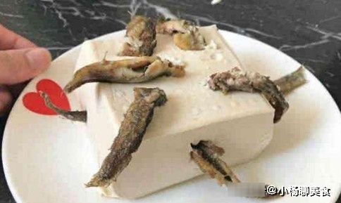 泥鳅钻豆腐|东北名菜泥鳅钻豆腐，只要有一两条泥鳅钻进去，就算是成功了