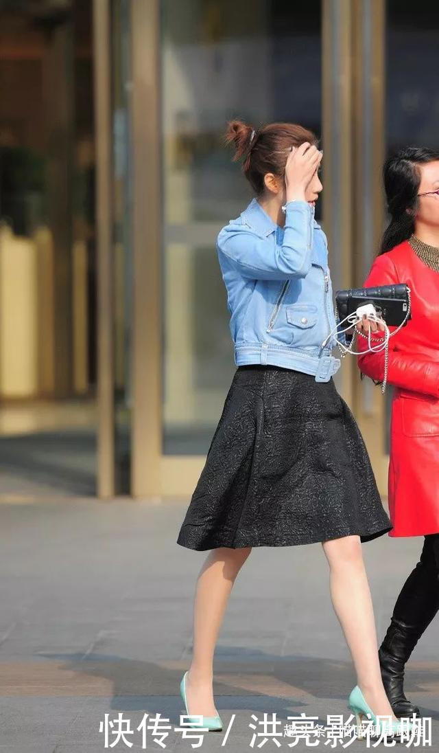 美女脚上穿着一双浅绿色的尖头高跟鞋，让她带着一种小清新范