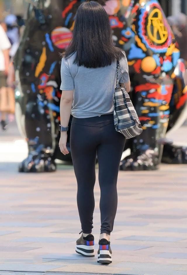 有腿粗的女孩,打底裤将会是你的“福将”,显瘦时髦两不误