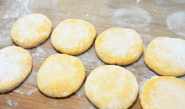 南瓜里打2个鸡蛋,竟然这么好吃教你10分钟快速搞定全家早餐