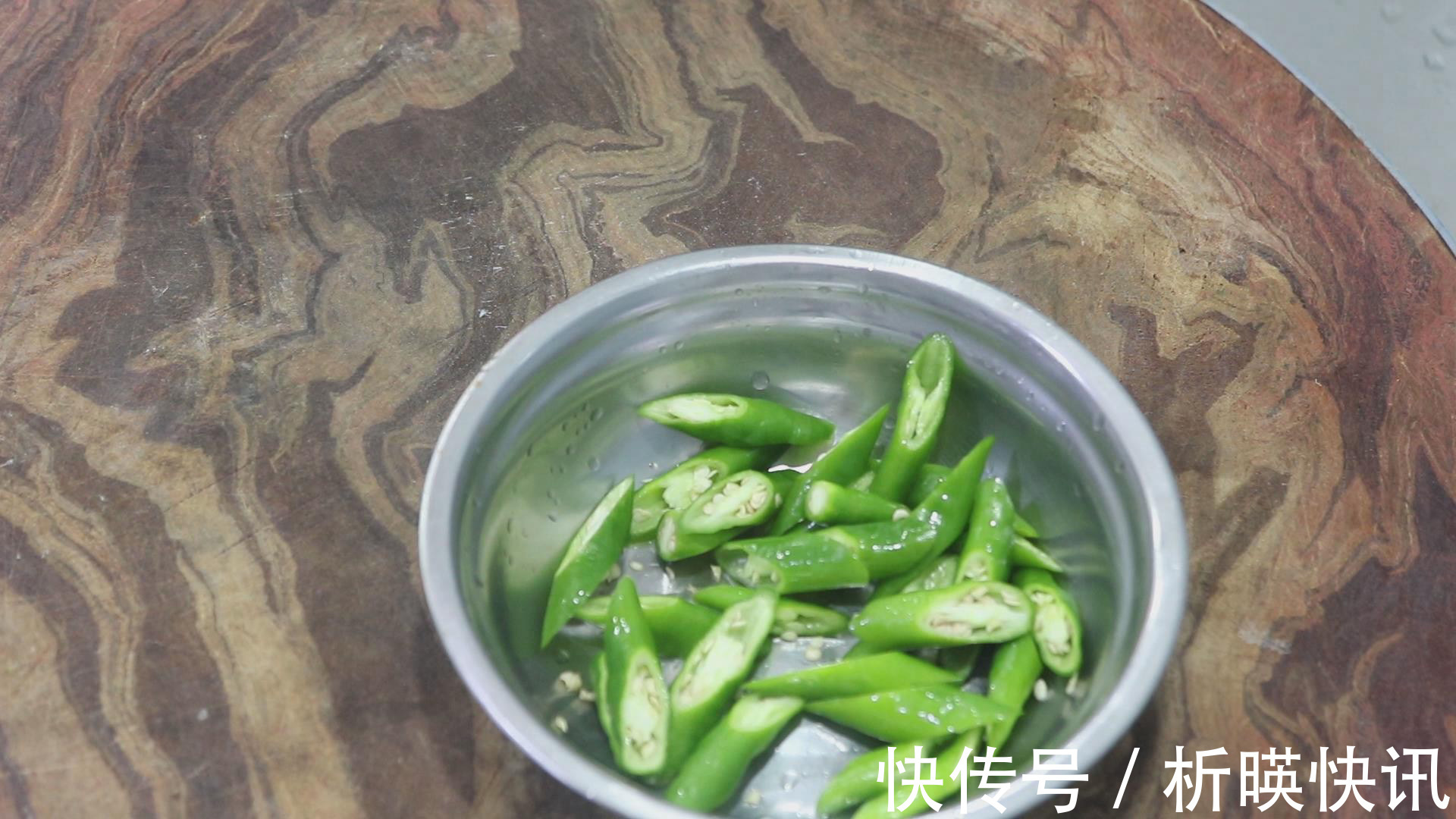 青线椒|茄子怎样做才好吃大厨教你做一道青椒烧茄子，地道的农家下饭菜