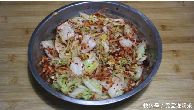 白菜别只会炒着吃,教你一个新吃法,好吃得停不下嘴