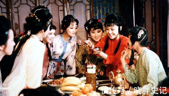 王夫人&贾宝玉生日那天晚上,袭人为什么把芳官扶到宝玉身边睡?