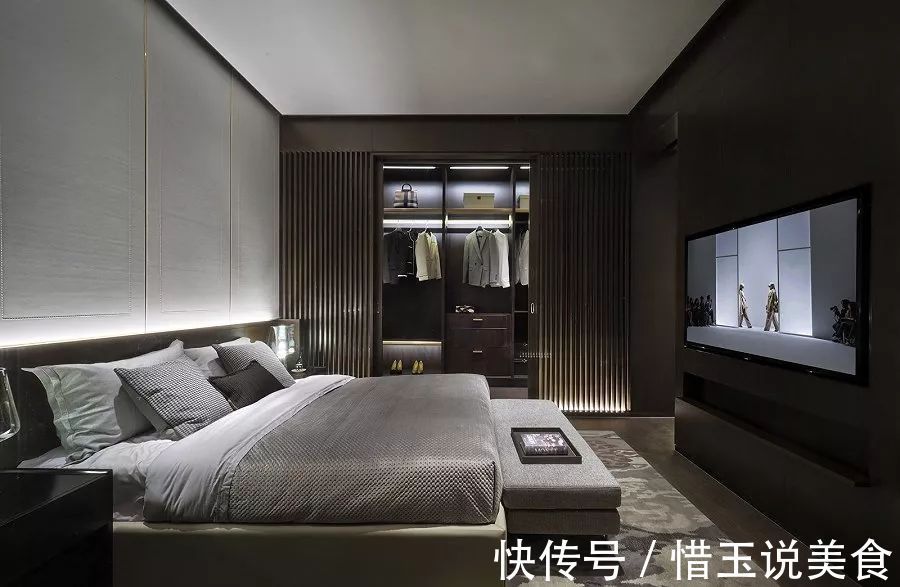 卧室内|还在买衣柜现在流行“挖墙”装衣橱!