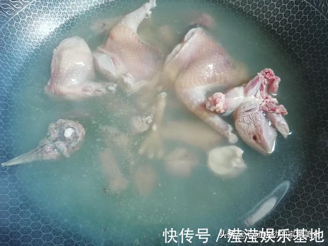 鸽子汤|炖鸽子汤不需要太多调料，只放2种食材就够了，体质不好要多喝