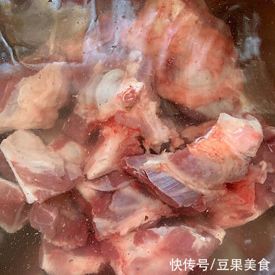 #暖冬酱在手,嗨吃部队锅#大骨煳锅贴