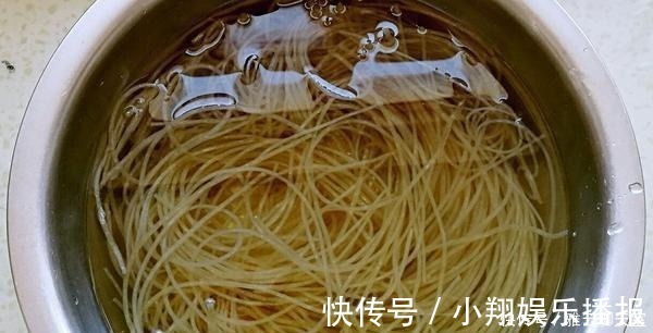 泡发粉条别只知道傻傻用水，大厨教你一招，5分钟快速泡软还筋道