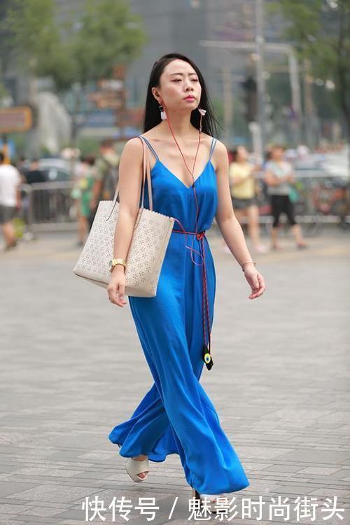 会搭配对女性的优势不容忽视,蓝色连体裤搭配白色鞋,选择适合自己的很重要