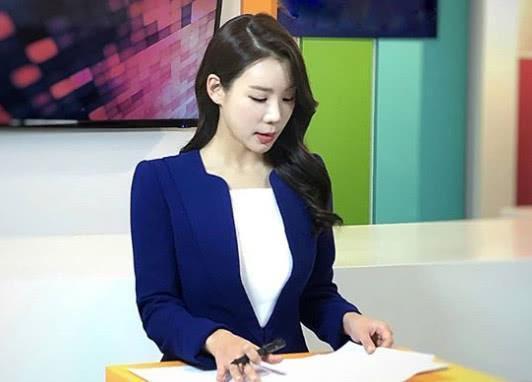 播音员 35岁的美女播音员,经常健身善于保养,浑身散发女性魅力