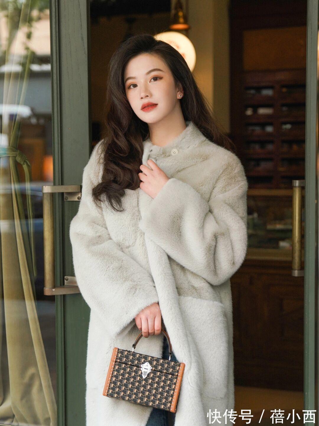 毛绒绒外套 入冬来一件“毛绒绒外套”吧,得体大方又舒适,适合普通人借鉴