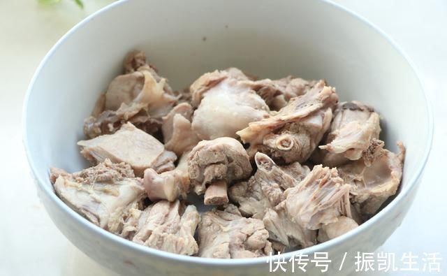 夏天，猪肉牛肉都不如它，便宜又好吃，简单炖一锅，花不了几个钱