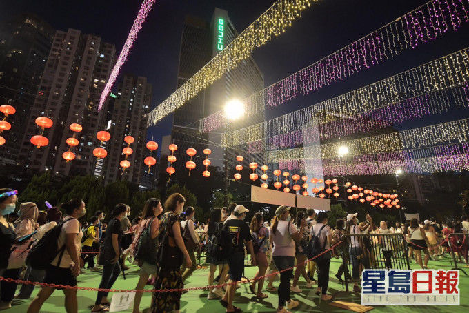 花灯|今日“追月”夜，香港市民续排队入维园赏花灯