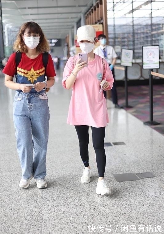 搭配|潘晓婷罕见走机场，穿粉T配瑜伽裤像小姑娘，39岁身材保持得真好