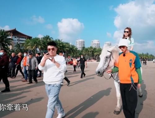 周九良 秦霄贤变“白马王子”,牵马时手放位置太抢镜,和白冰戴同款墨镜引争议