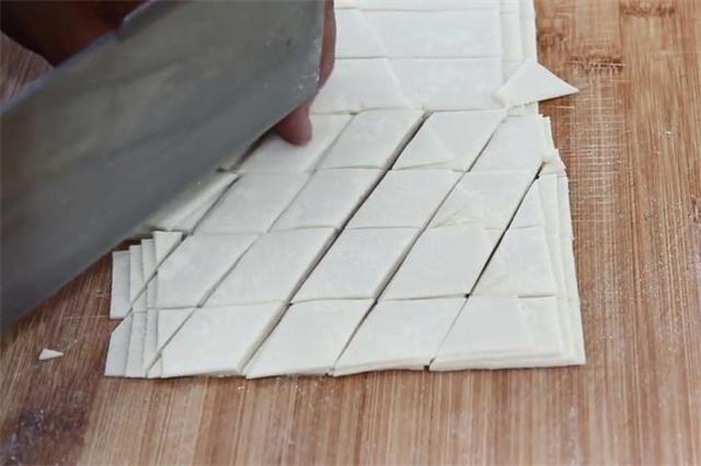 这才是北方人最拿手的手擀面做法，手工做的比机器压的还要好