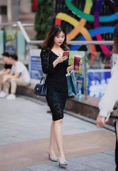 凉鞋|姐姐穿着这件吊带连衣裙,搭配着乐队的凉鞋,很漂亮很漂亮
