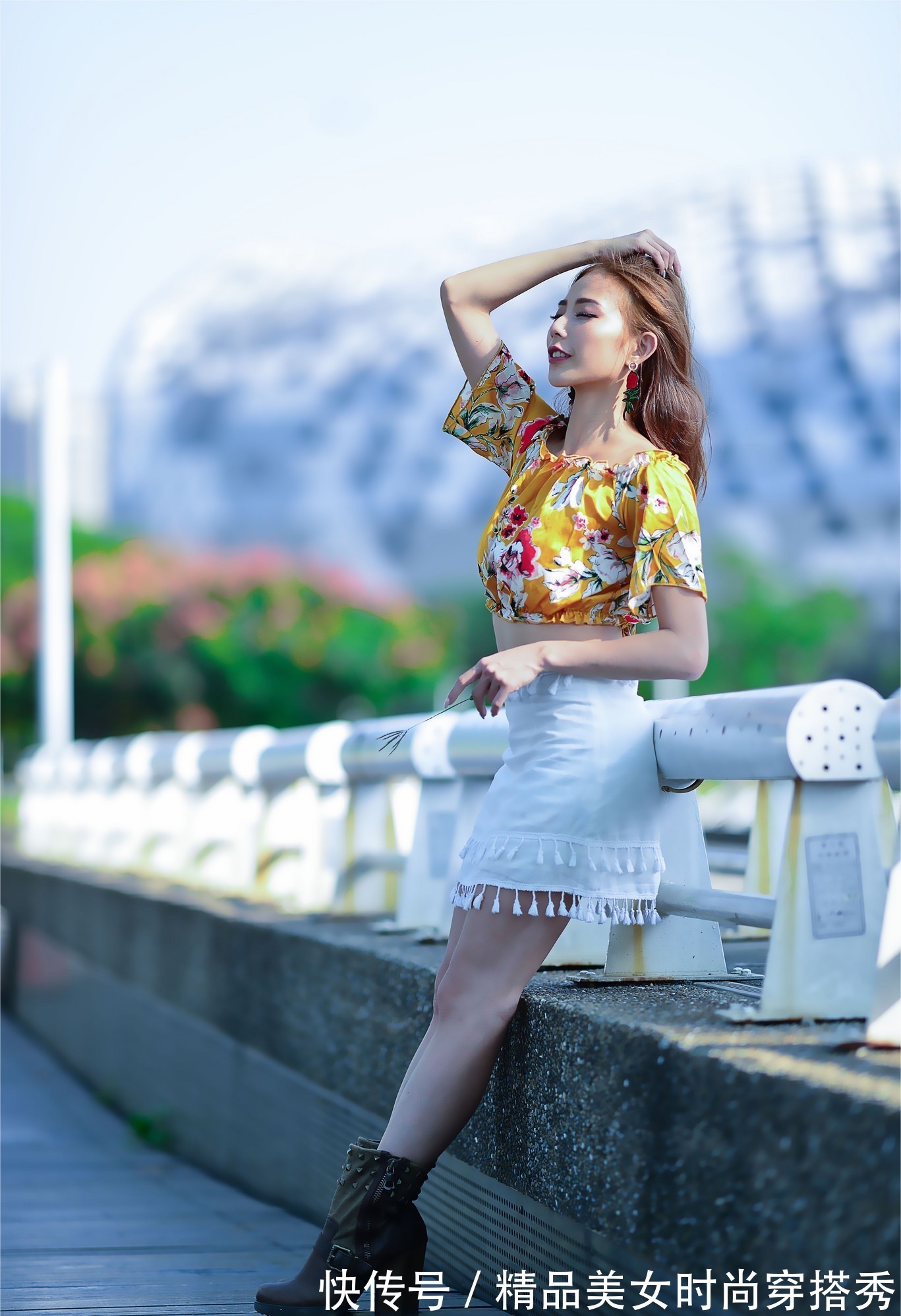 印花上衣 一字肩印花上衣下搭白色的短裙脚上一双高跟短靴,时尚又有型