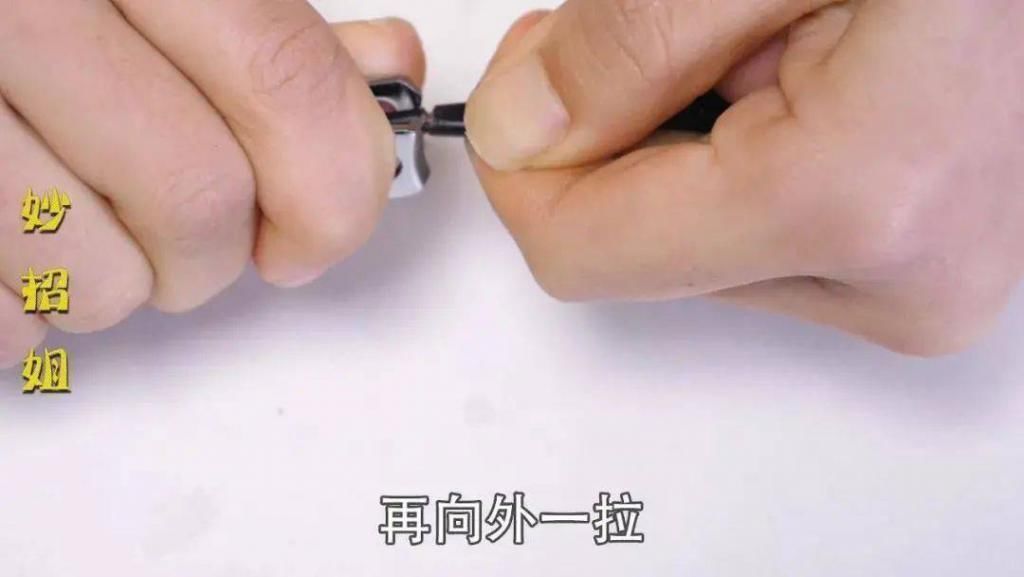 用了20多年才知道,指甲剪上还有一个小机关,以前一直都用错了