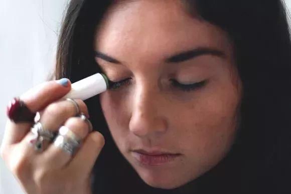 化妆刷|过期化妆品该如何处理扔掉的话太亏了,你要学会这样做