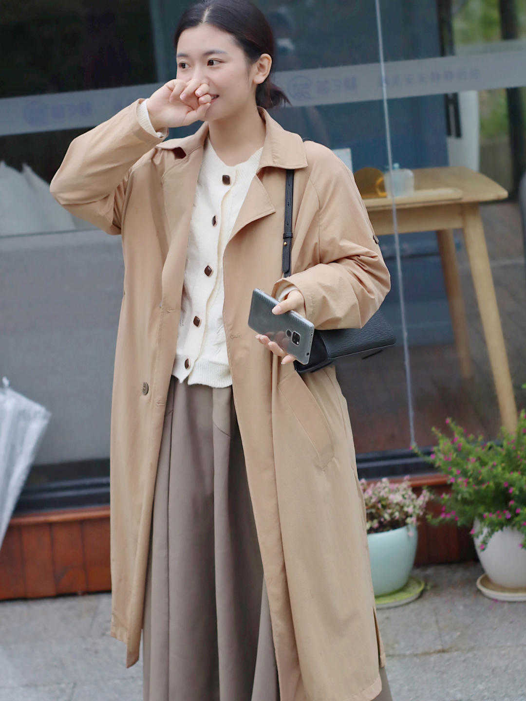 针织衫|入秋以后怎么穿?衬衫搭配白色百褶裙简约时髦,干练又不失优雅