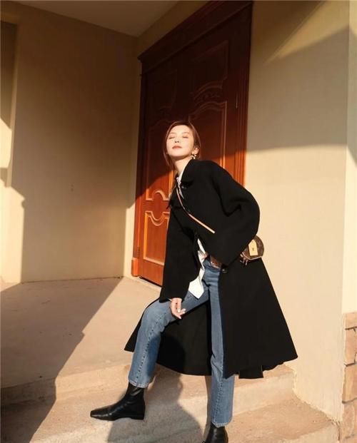 最近火了一种裤子，它叫“香烟裤”，搭配大衣，连气质都变高级了