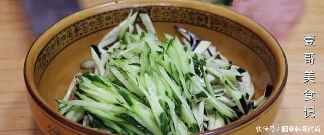 花椒粉|黄瓜里加1根茄子，这样做真是太香了，给肉都不换，营养又解馋