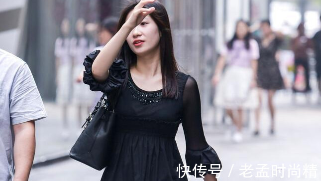 小姐姐|街拍: 长得很像演员的小姐姐, 示范黑丝袜的正确穿法