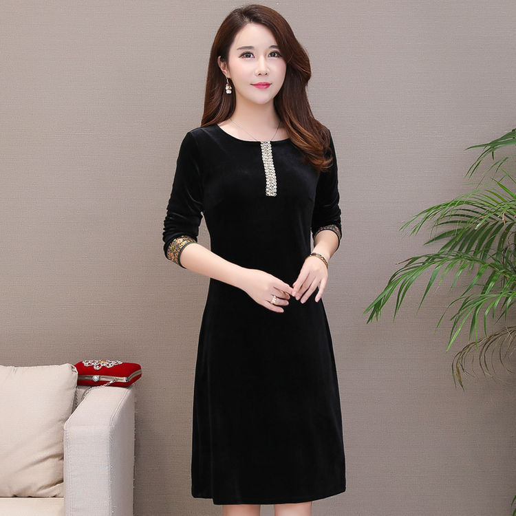 老板|街拍:穿显瘦大码连衣裙的气质老板娘,年迈老板恐怕有心无力了